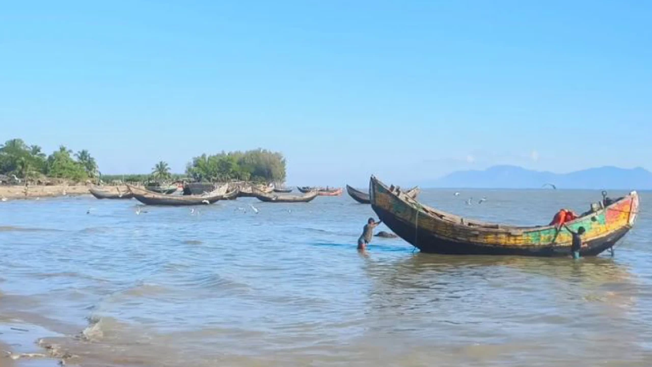 আটক ৫৬ বাংলাদেশি জেলেকে ফেরত দিল মিয়ানমার নৌবাহিনী
