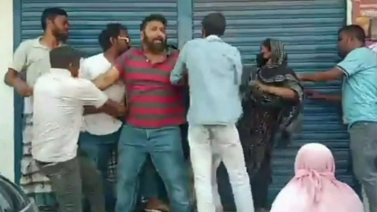 টিসিবির পণ্য নিতে এসে হাতাহাতি