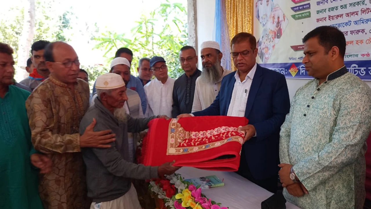 মাহে রমজান উপলক্ষে ১২০ দুস্থকে দেওয়া হলো জায়নামাজ