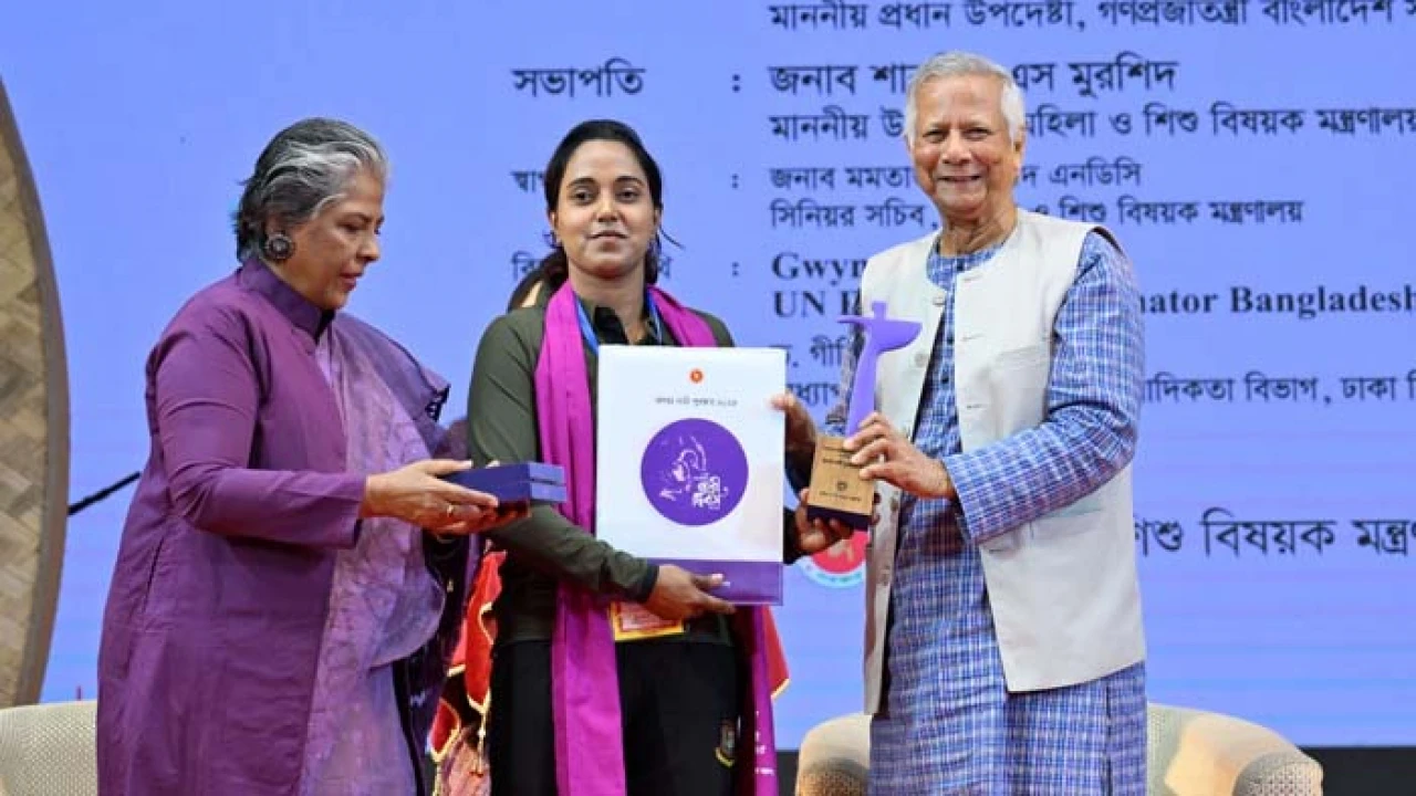 ছয় অদম্য নারীর হাতে পুরস্কার তুলে দিলেন প্রধান উপদেষ্টা