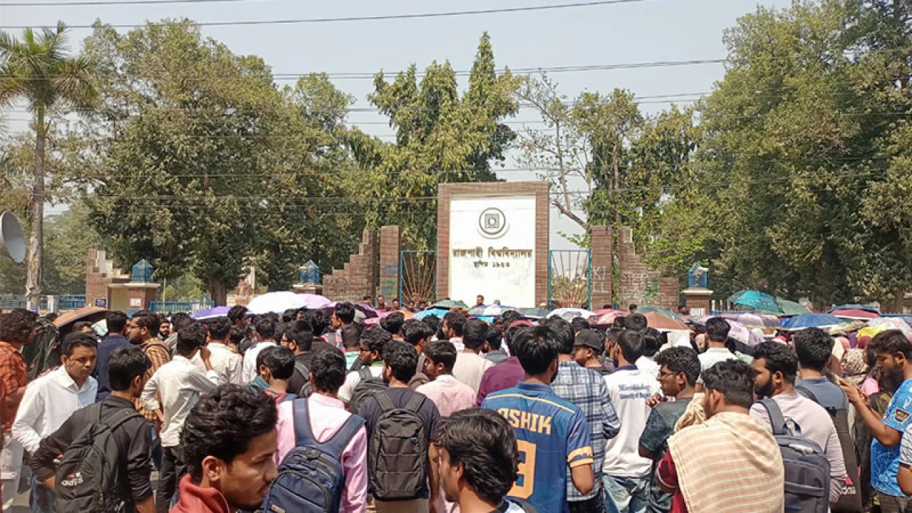 রাবি শিক্ষার্থীদের ঢাকা-রাজশাহী মহাসড়ক অবরোধ