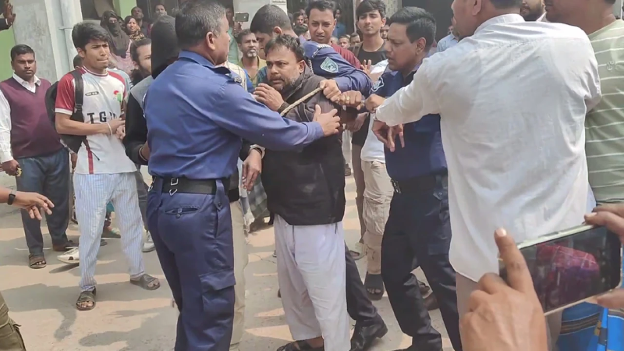 ছাত্রীকে ‘ধর্ষণ’, স্কুলশিক্ষককে আদালত চত্বরে গণপিটুনি