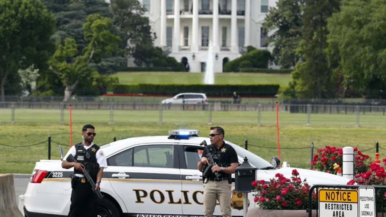 হোয়াইট হাউসের বাইরে অস্ত্রধারী, সিক্রেট সার্ভিসের গুলি