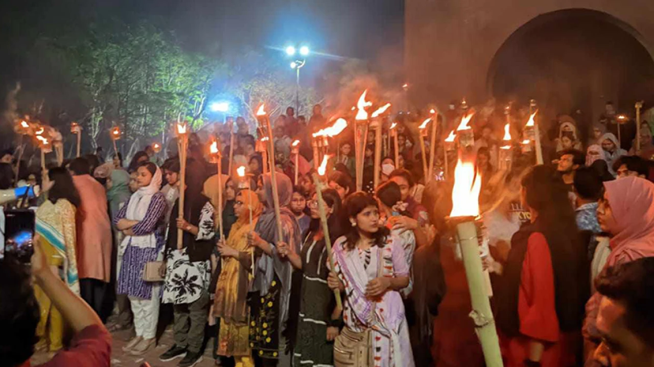 জাবি শিক্ষার্থীদের মশাল মিছিল ও মহাসড়ক অবরোধ 