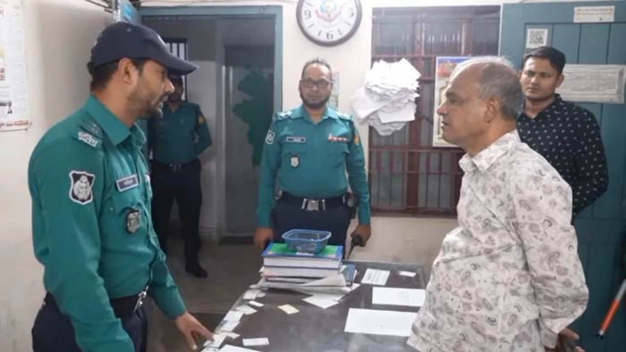 আকস্মিক ভোরে থানা পরিদর্শনে স্বরাষ্ট্র উপদেষ্টা