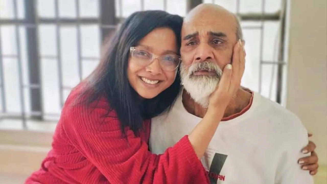 বাবা হারালেন অভিনেত্রী রুনা খান