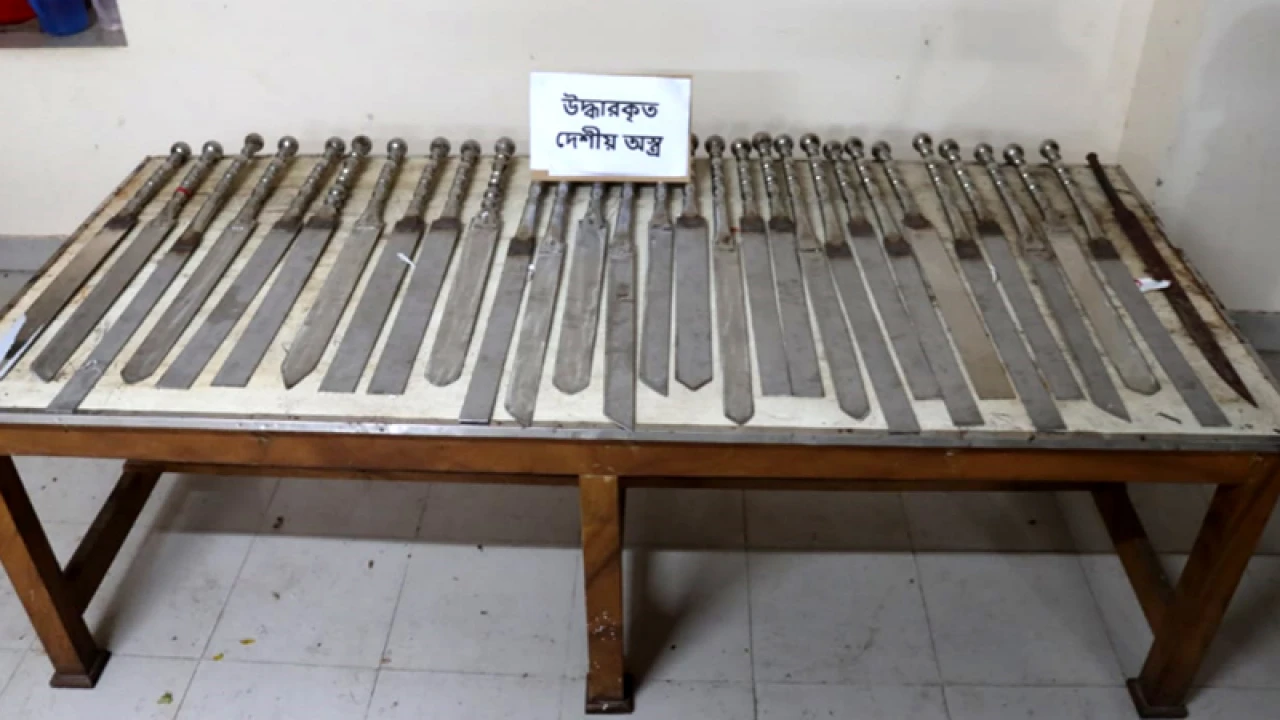 চাঁদপুরে যৌথ বাহিনীর অভিযানে ৩০ দেশীয় অস্ত্র উদ্ধার