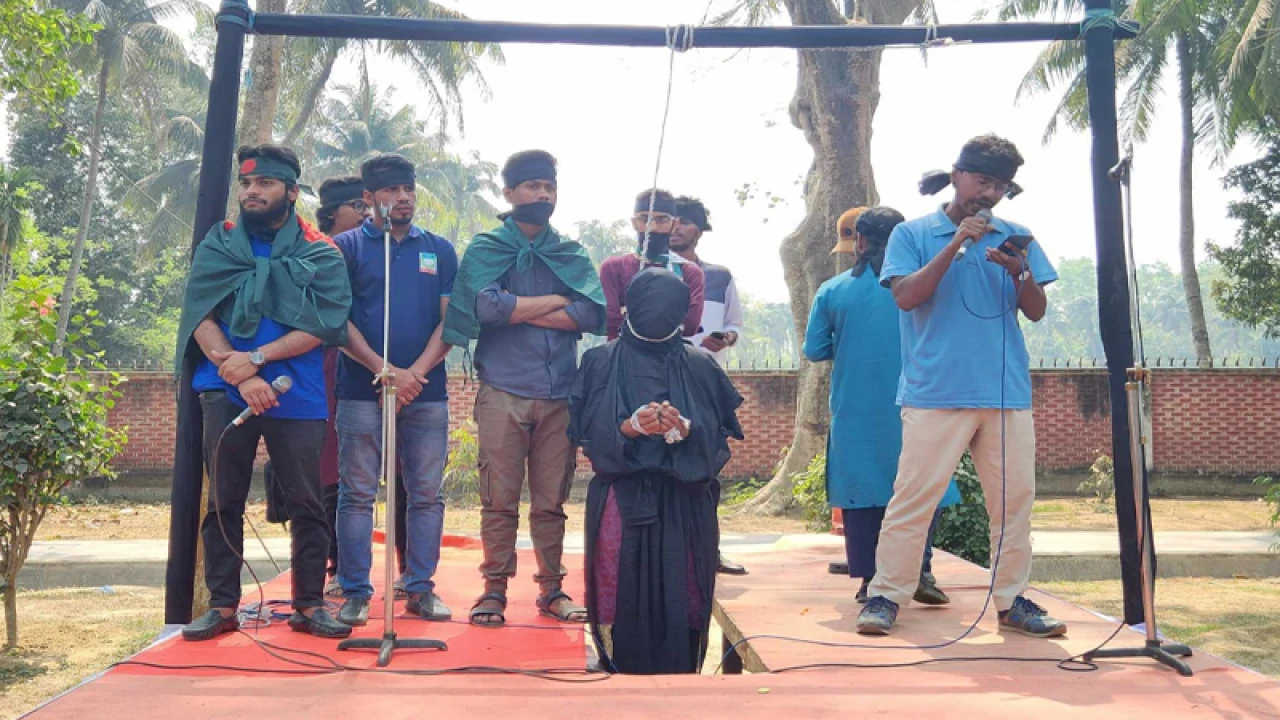 ধর্ষকের ফাঁসি চেয়ে রাজশাহী বিশ্ববিদ্যালয়ে প্রতীকী ফাঁসি