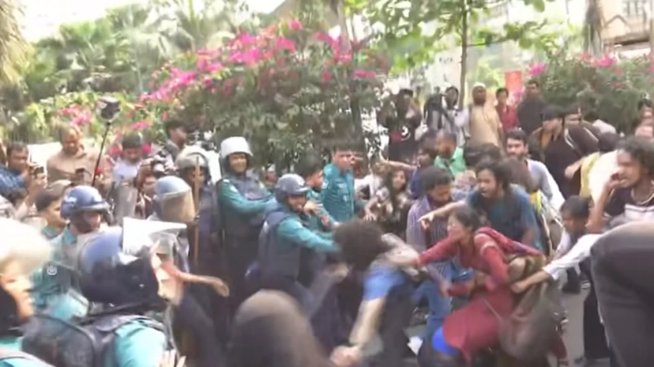 রাজধানীতে ধর্ষণবিরোধী বিক্ষোভকারীদের সঙ্গে পুলিশের সংঘর্ষ