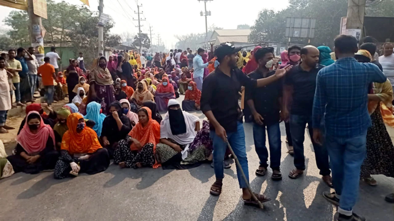 শ্রীপুরে বকেয়া বেতনের দাবিতে শ্রমিকদের সড়ক অবরোধ