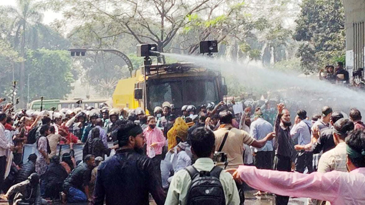 শিক্ষকদের জলকামান নিক্ষেপ করল পুলিশ 