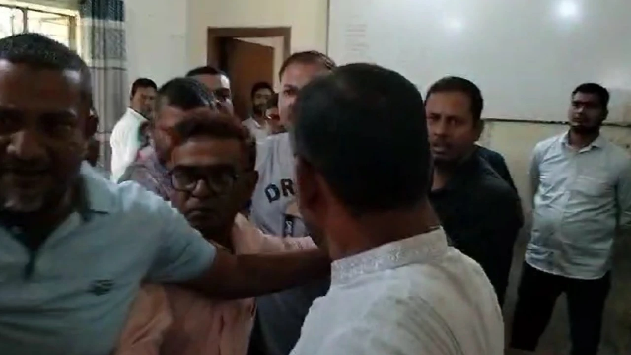 মানববন্ধনের সংবাদ সংগ্রহ করতে গেলে দুই সাংবাদিককে মারধর