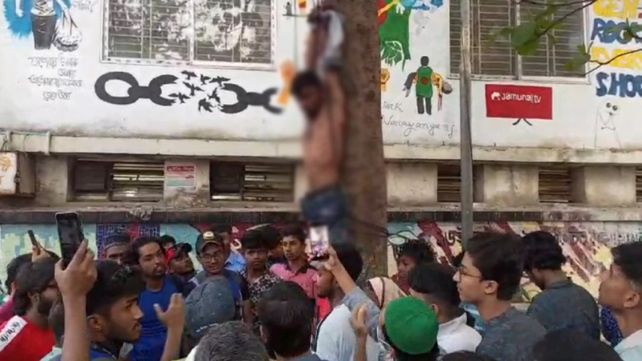 নারায়ণগঞ্জে চুরির অভিযোগে যুবককে গাছে ঝুলিয়ে নির্যাতন