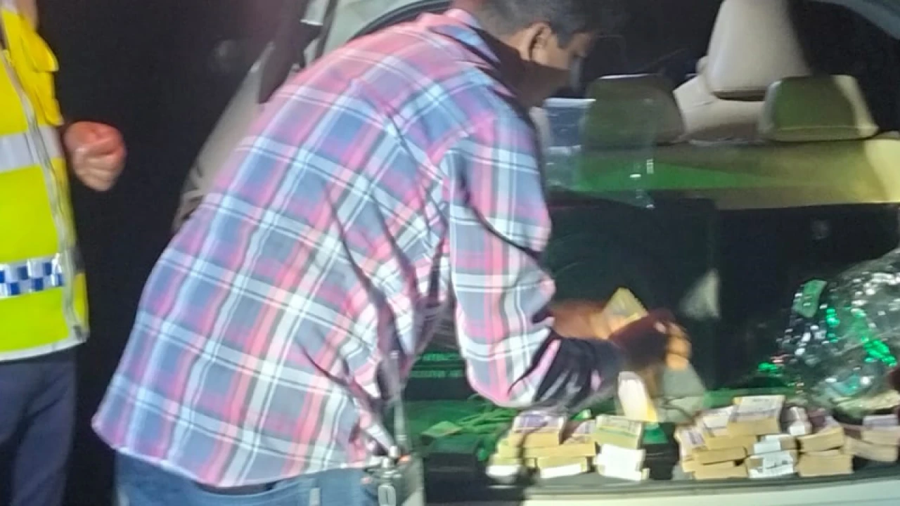 সরকারি কর্মকর্তার গাড়ি তল্লাশি করে ৩৭ লাখ টাকা উদ্ধার