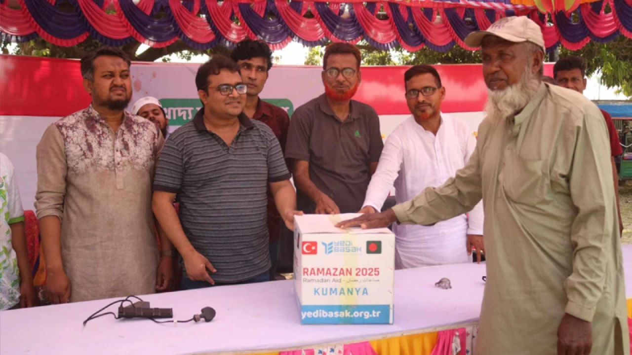 ঝিনাইদহে দোস্ত এইডের ২৫০ ফুড প‍্যাকেট বিতরণ