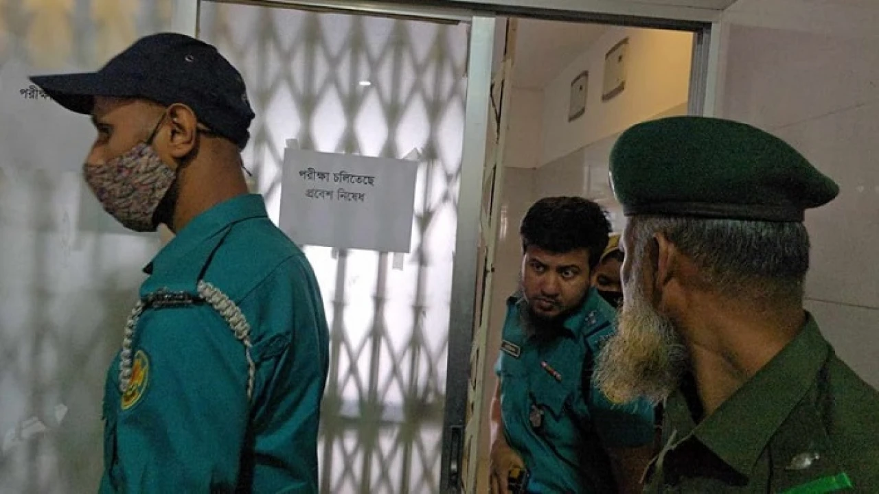 শেখ হাসিনার স্বাস্থ্য উপদেষ্টার মেয়েকে অবরুদ্ধ করল ছাত্র-জনতা