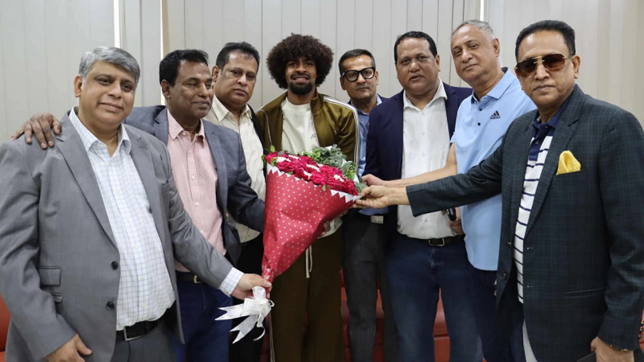 দেশে পা রাখলেন হামজা চৌধুরী