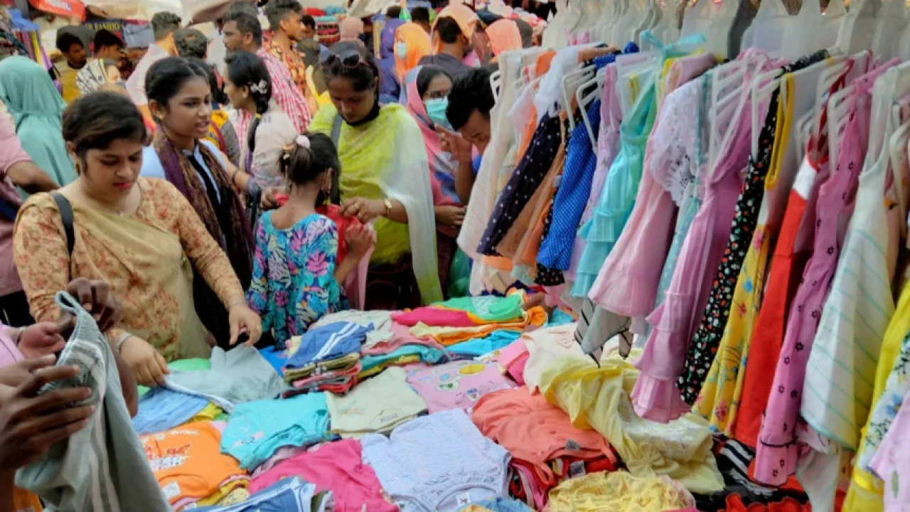 রাজধানীতে ক্রমেই জমে উঠছে ঈদের কেনাকাটা