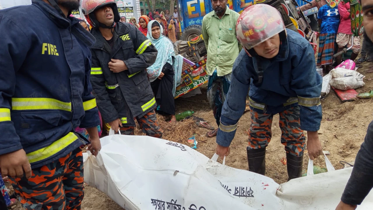 ট্রাকের ধাক্কায় পথচারীসহ নিহত ২