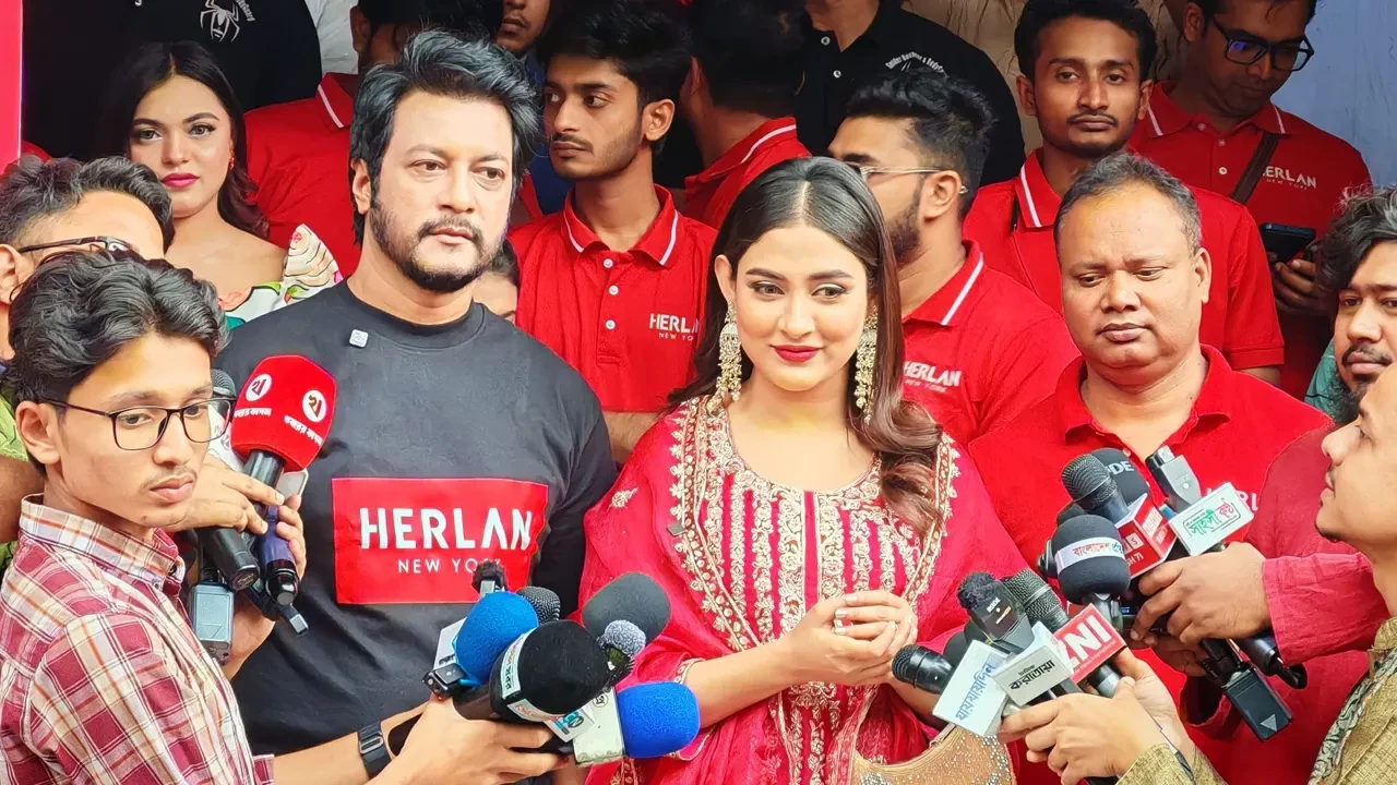 মেহজাবীন ও ইমন উদ্বোধন করলেন হারল্যান স্টোরের নতুন আউটলেট