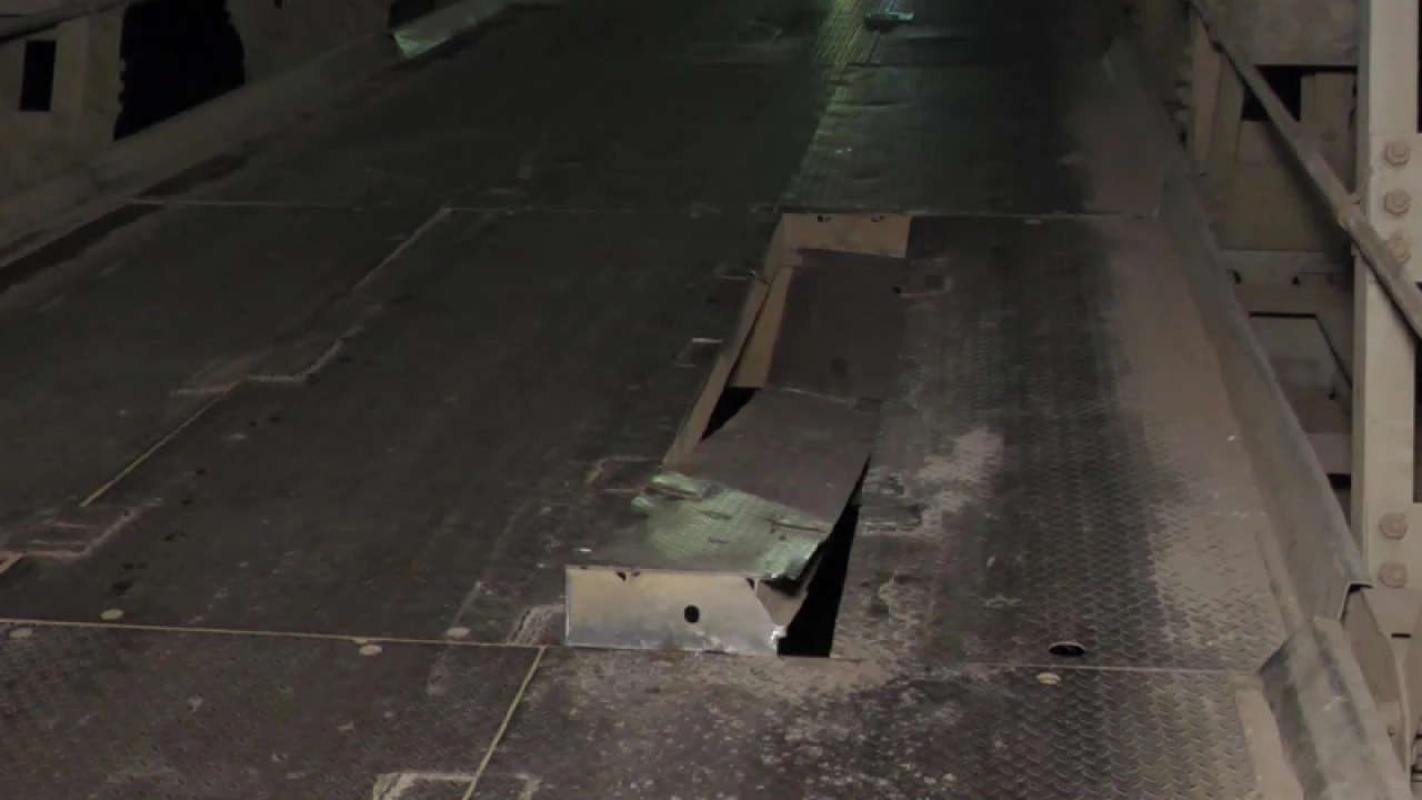 সোনাহাট সেতুর পাটাতন ভেঙে ভারী যান চলাচল বন্ধ