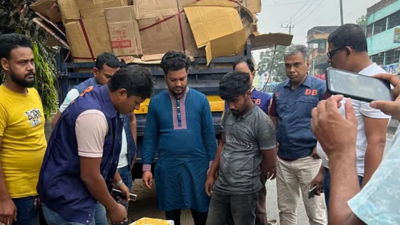 কোটি টাকার বিদেশি সিগারেটসহ গ্রেপ্তার ২