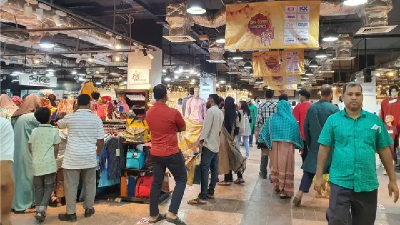 ঈদের কেনাকাটায় কোন ধরনের পোশাক ক্রেতাদের মন কাড়ছে ?