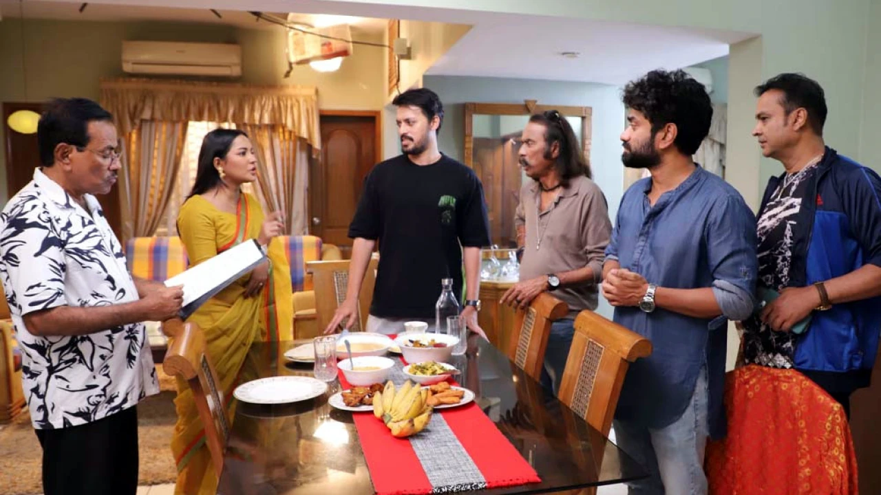 হানিফ সংকেতের ‘ঘরের কথা ঘরেই থাক’