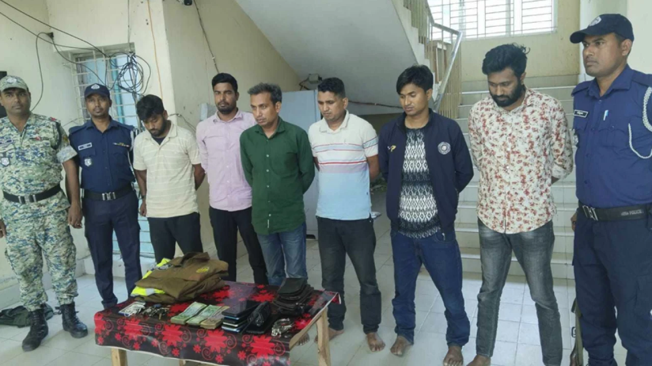 মুক্তিপণ নিয়ে পালানোর সময় পুলিশের ৫ সদস্য আটক