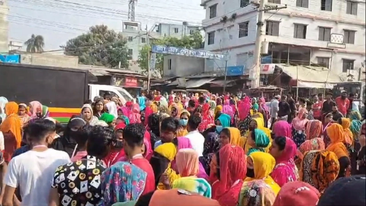 ঈদের ছুটি বাড়ানোসহ বেতন-বোনাসের দাবিতে সাভারে মহাসড়ক অবরোধ 