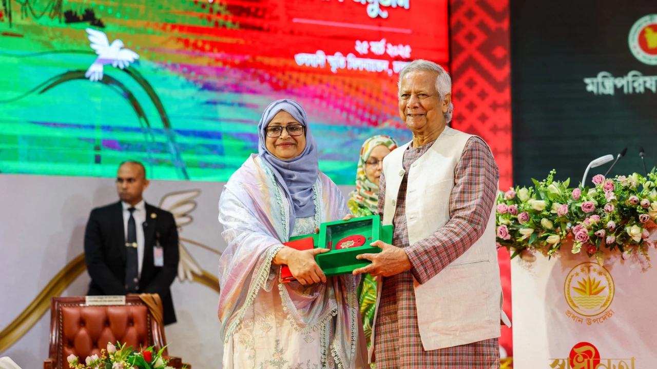 সাত বিশিষ্টজনকে স্বাধীনতা পুরস্কার তুলে দিলেন প্রধান উপদেষ্টা