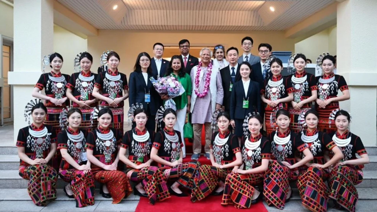 চীনে পৌঁছেছেন প্রধান উপদেষ্টা