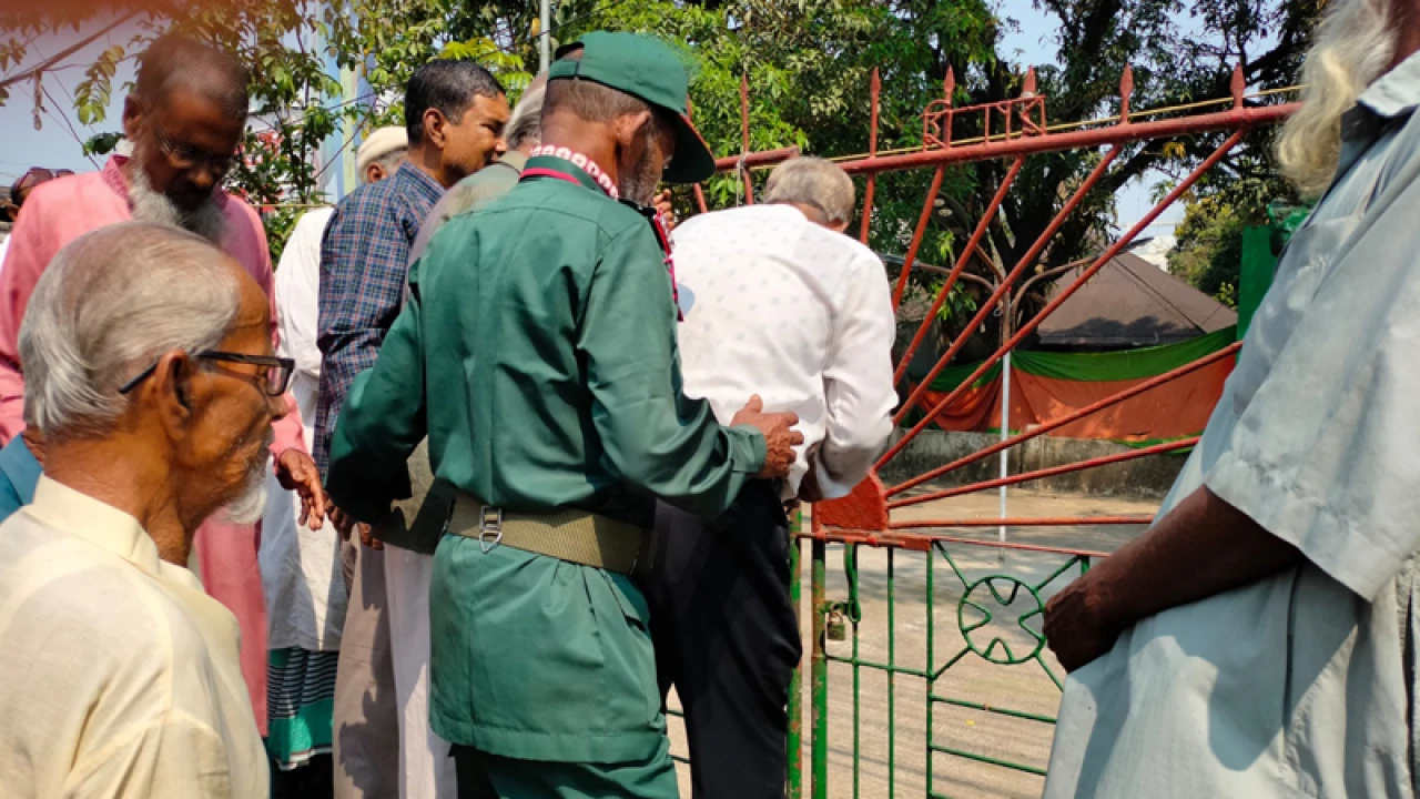 সুনামগঞ্জে শহীদ মিনারের তালা ভেঙে পুষ্পস্তবক অর্পণ