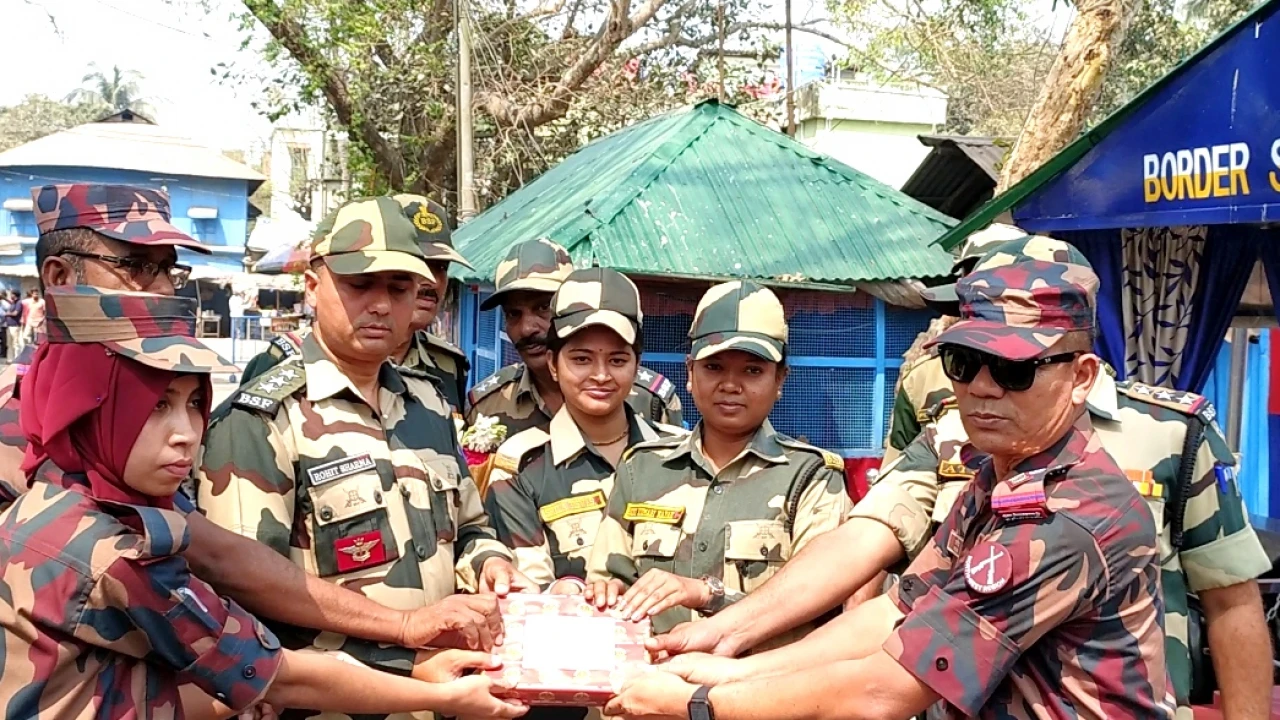 স্বাধীনতা দিবসে বিএসএফকে মিস্টি উপহার দিল বিজিবি