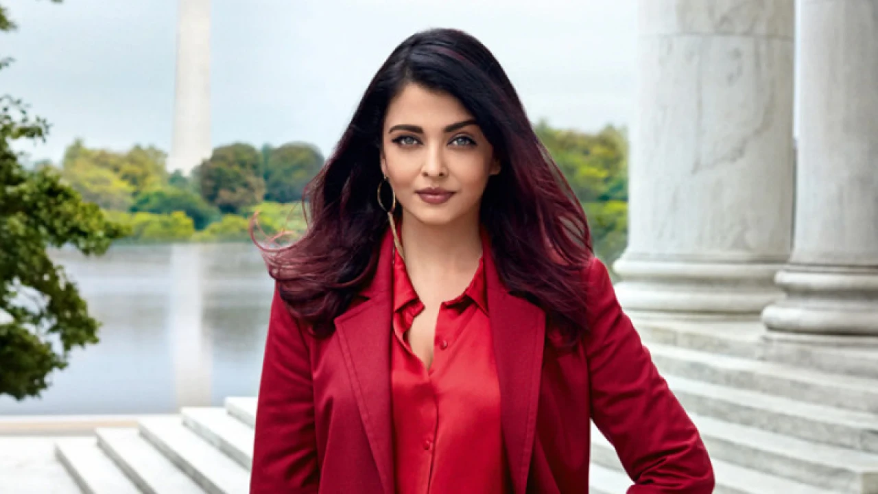 দুর্ঘটনার কবলে ঐশ্বরিয়ার গাড়ি