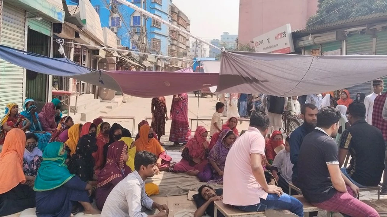 বেতন-বোনাসের দাবিতে পোশাক শ্রমিকদের বিক্ষোভ ও সড়ক অবরোধ