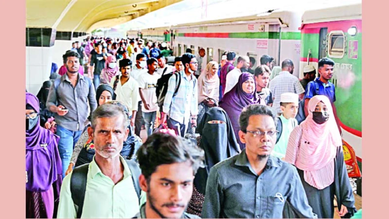 উৎসবের আমেজে ঢাকা ছাড়ছে মানুষ