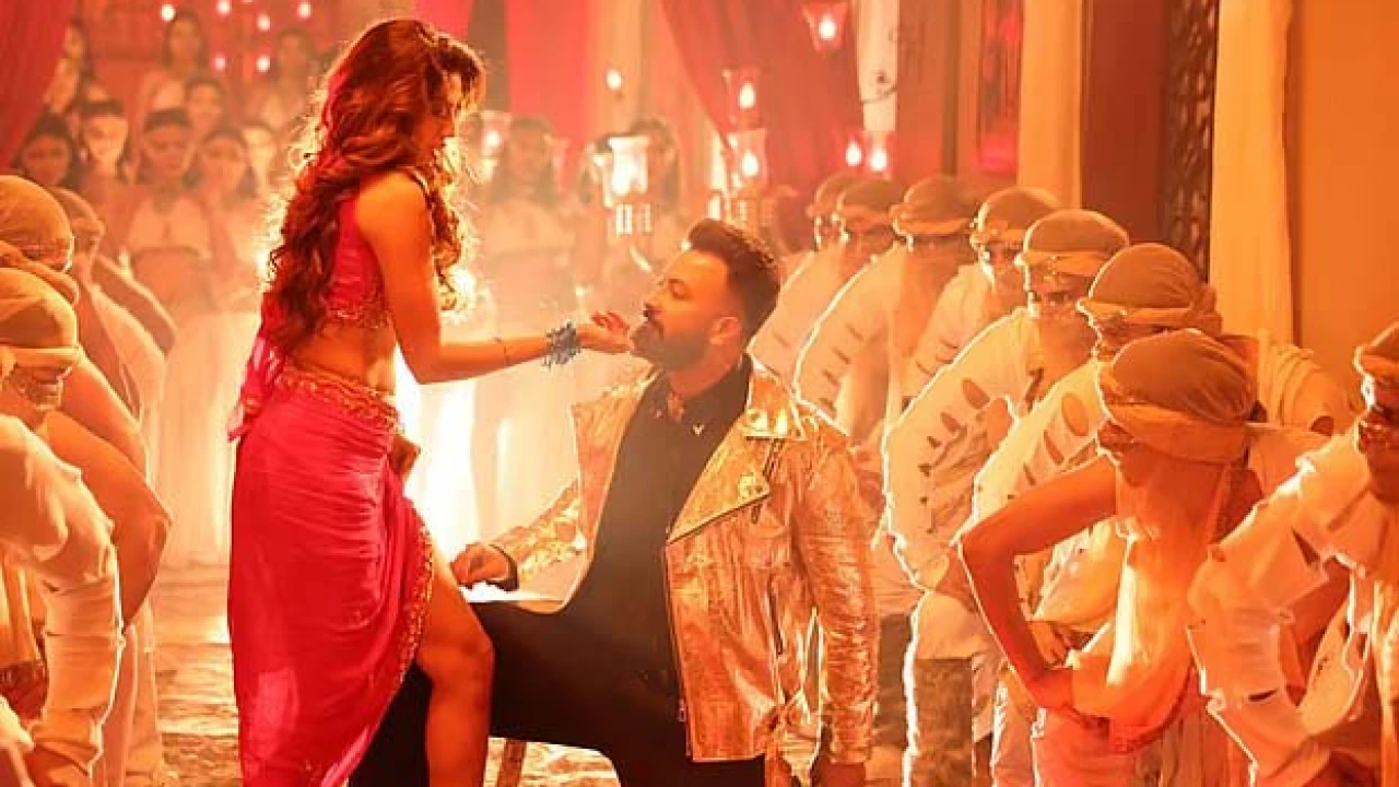 শাকিব-নুসরাতের রসায়নে এল ‘চাঁদ মামা’