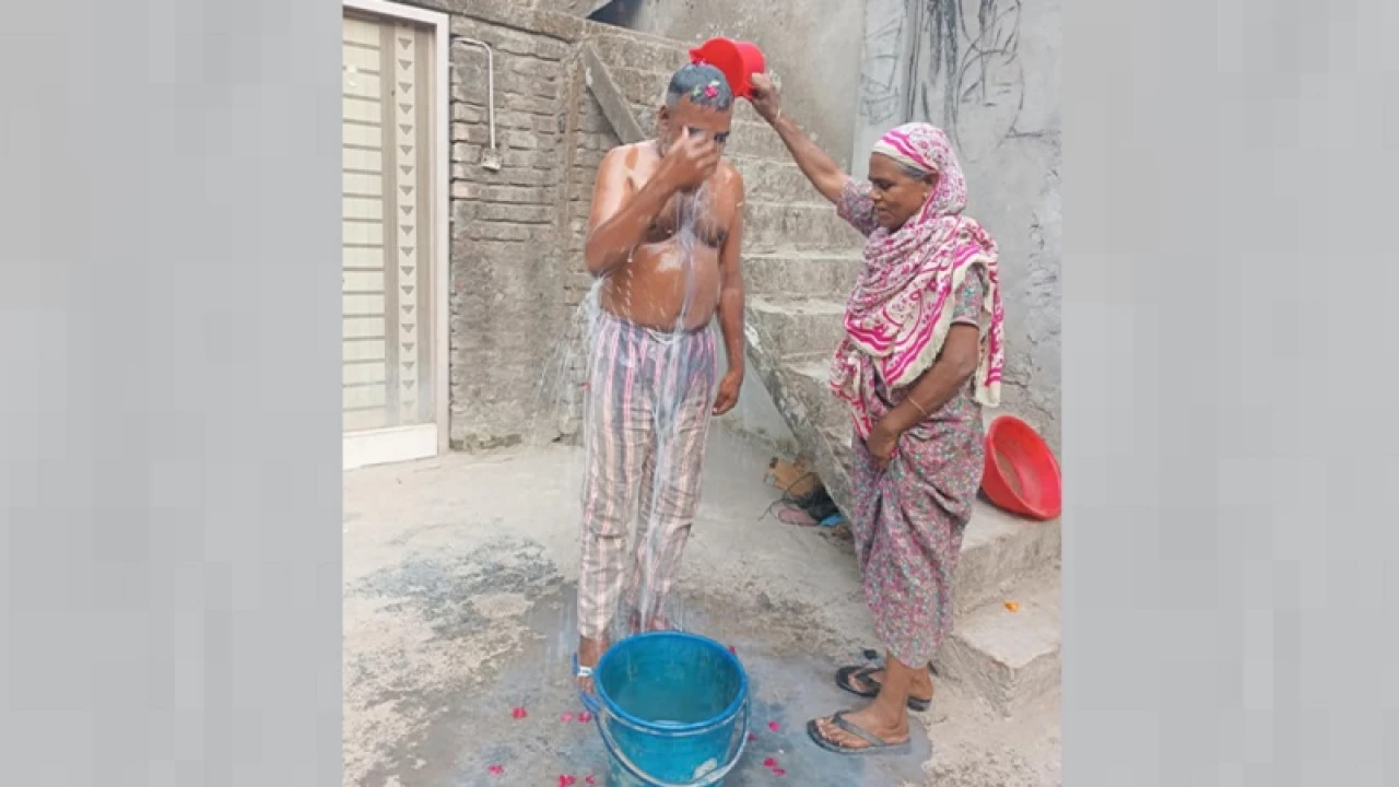 জামিন পেয়ে দুধ দিয়ে গোসল করলেন নিষিদ্ধ সংগঠনের সাবেক নেতা