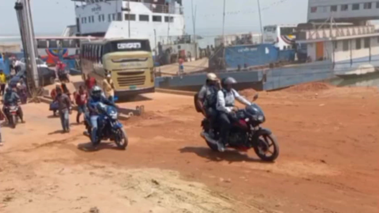 রাজবাড়ীর দৌলতদিয়া উপচে পড়া ভিড়, ভোগান্তি কম