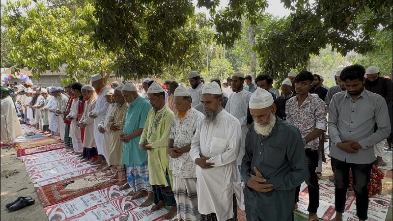 সৌদির সঙ্গে মিল রেখে দেশের বিভিন্ন স্থানে ঈদ উদযাপন