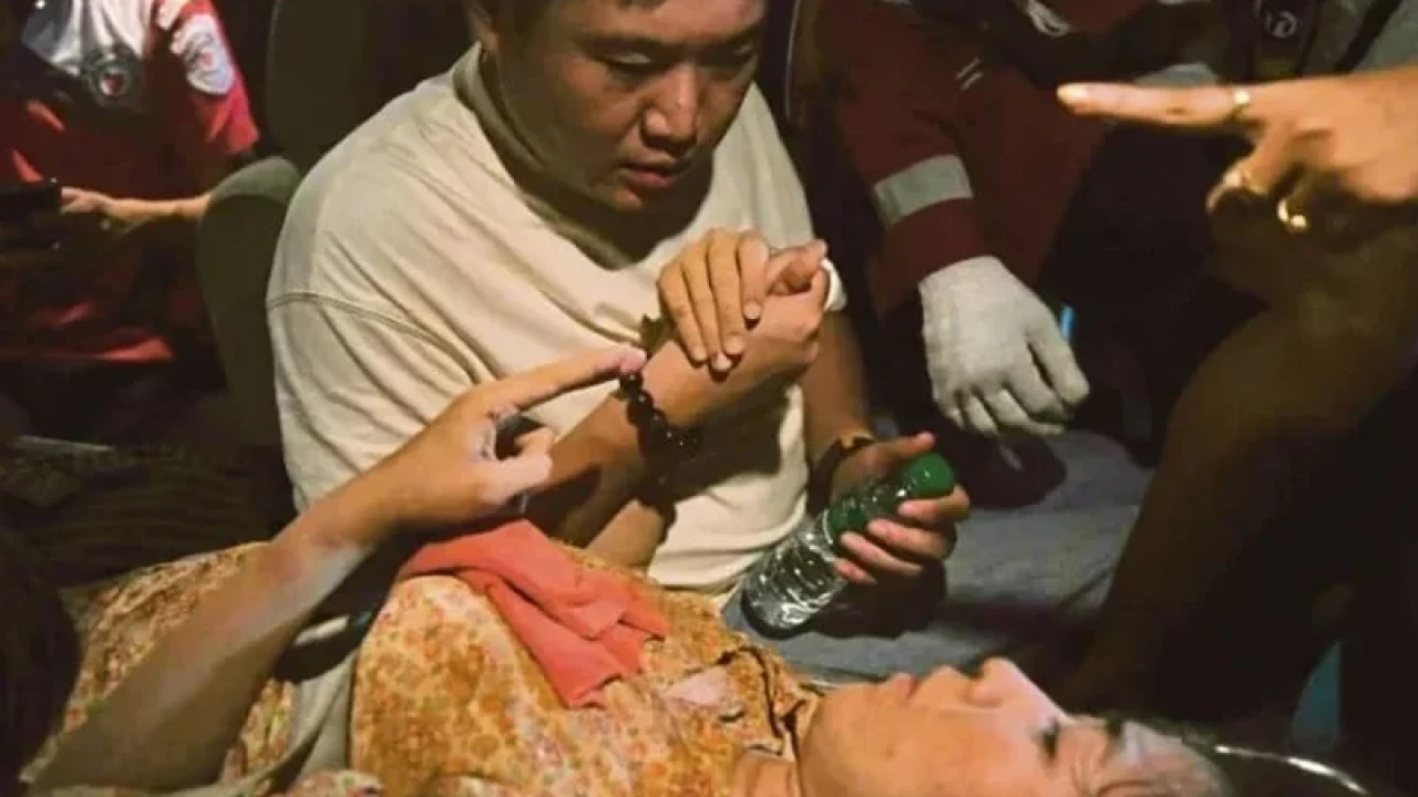 মিয়ানমারে ধ্বংসস্তূপ থেকে ৩০ ঘণ্টা পর জীবিত উদ্ধার নারী 