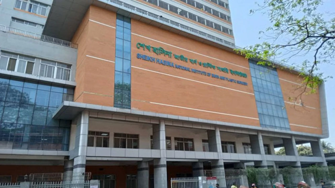 বংশালে ফাস্টফুডের দোকানে গ্যাস সিলিন্ডার বিস্ফোরণ, দগ্ধ ৬