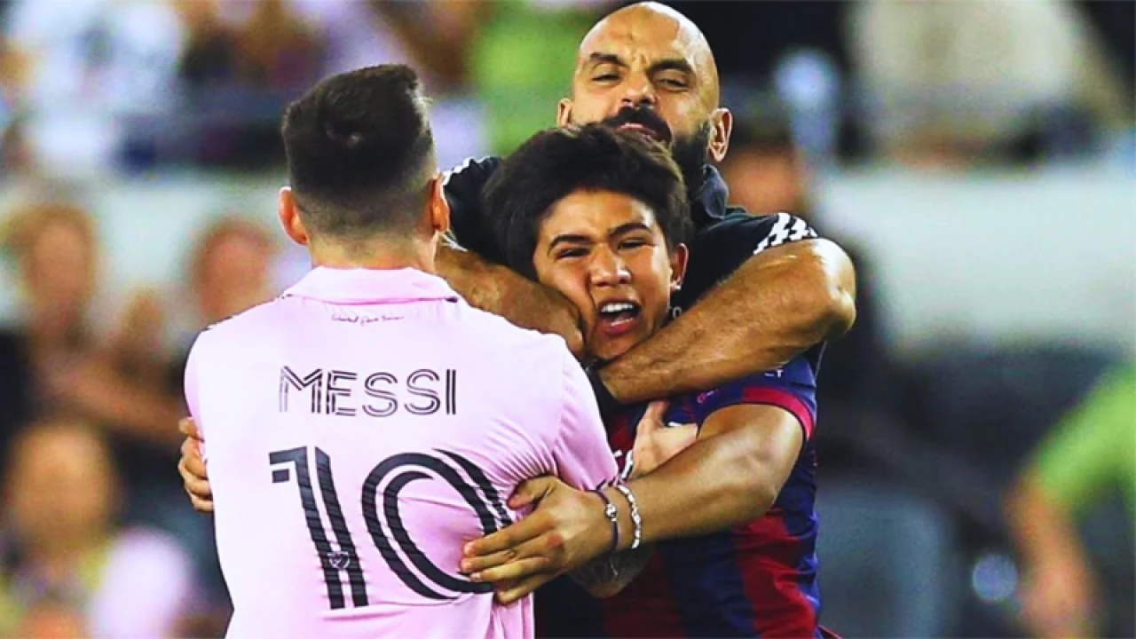 মেসির দেহরক্ষীর মাঠে প্রবেশে নিষেধাজ্ঞা