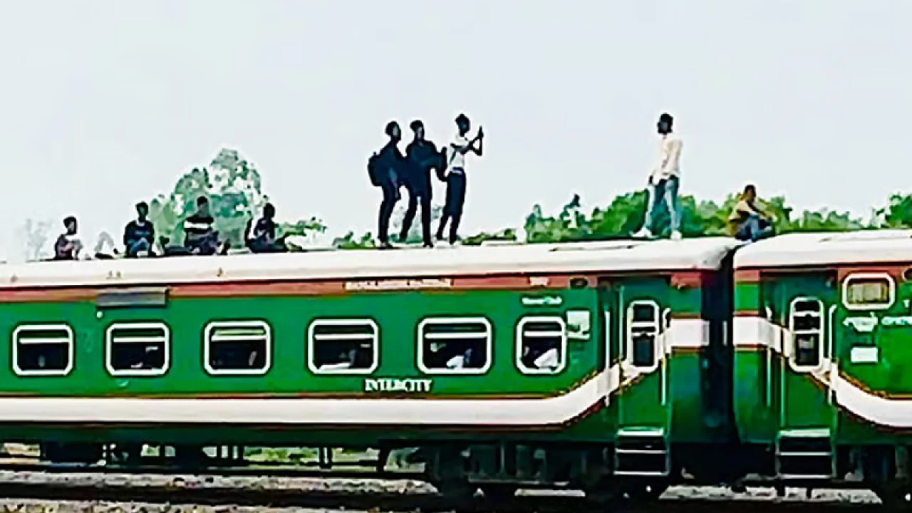 চলন্ত ট্রেনের ছাদে টিকটক করতে গিয়ে ‍দুজন নিহত 