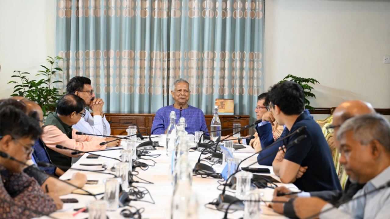 জরুরি বৈঠকে বসেছেন প্রধান উপদেষ্টা