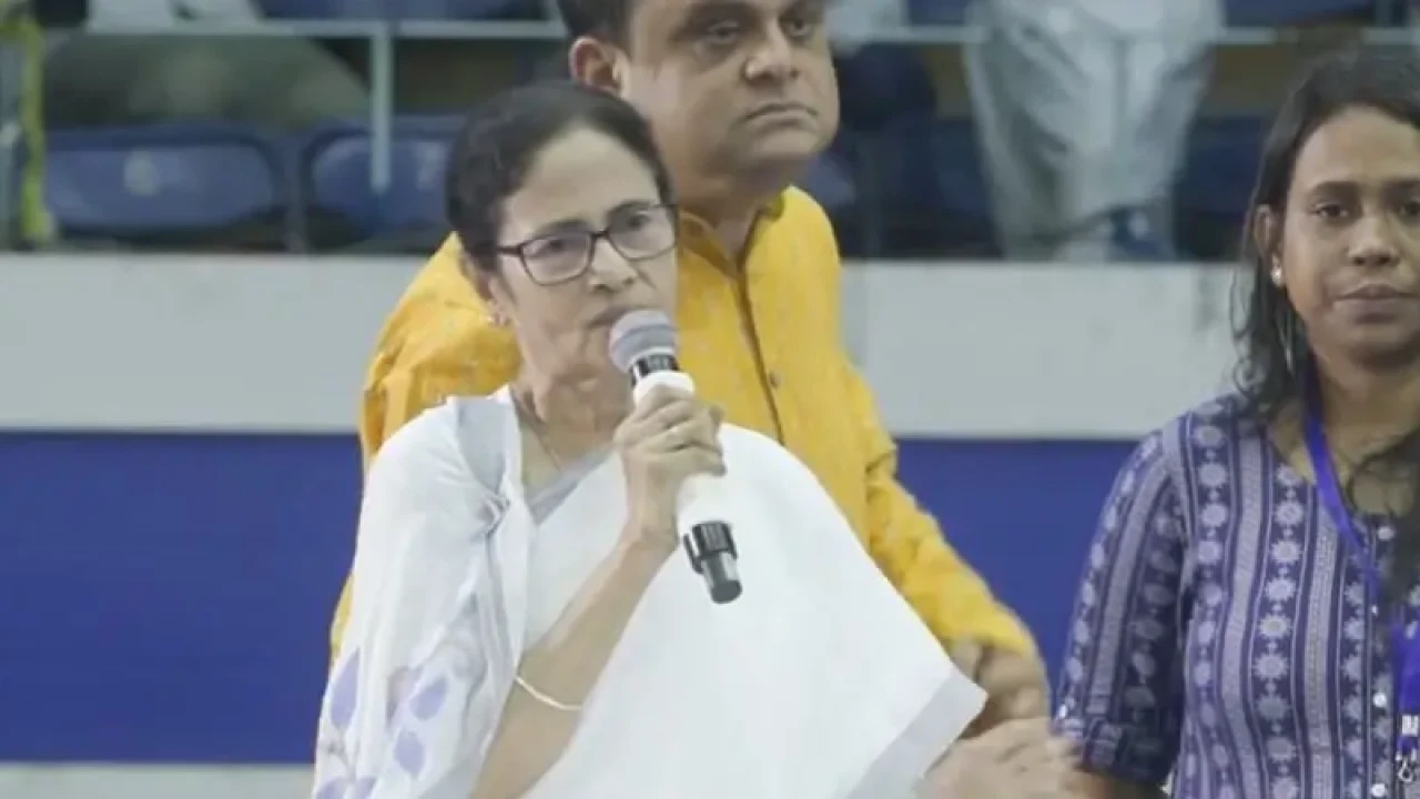 চাকরিচ্যুত ২৬ হাজার শিক্ষকদের অফিস করার নির্দেশ মমতার