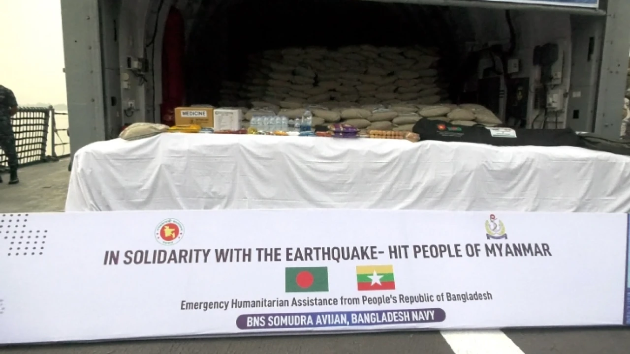 ত্রাণ, জরুরি চিকিৎসা সামগ্রী নিয়ে মিয়ানমার গেল নৌবাহিনীর জাহাজ