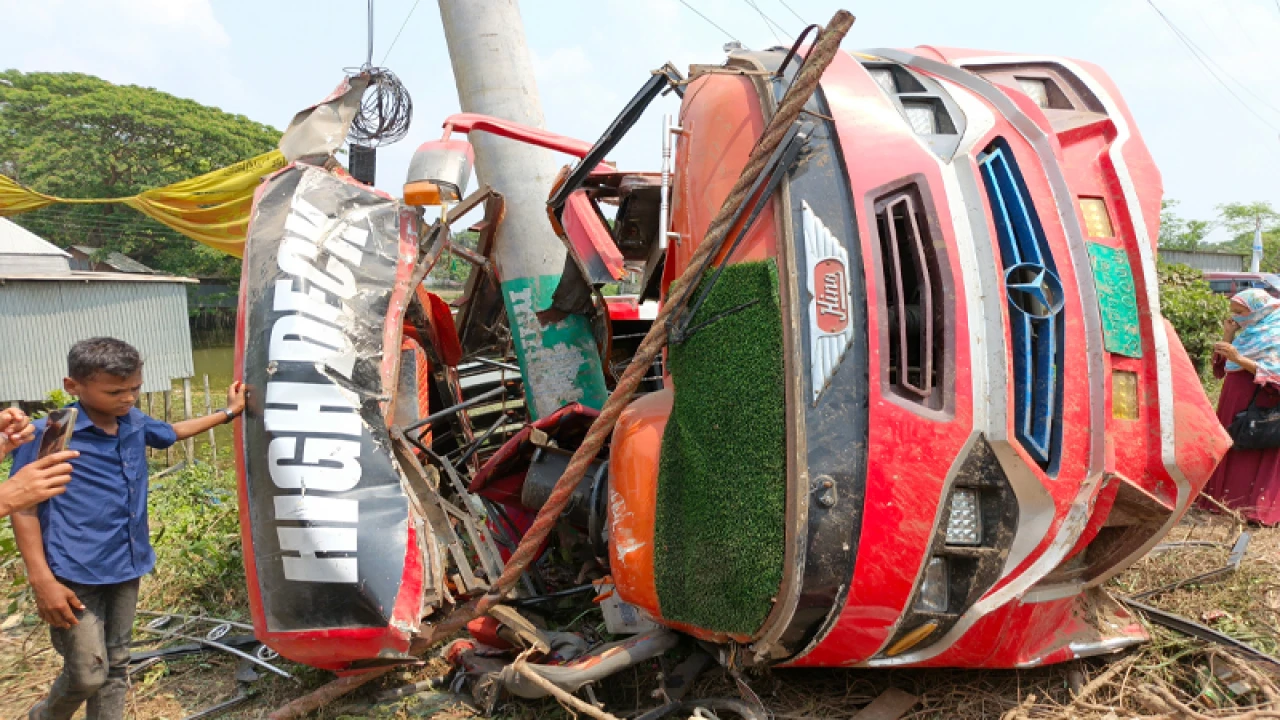 ফরিদপুরে নিয়ন্ত্রণ হারিয়ে বাস খাদে, নিহত বেড়ে সাত
