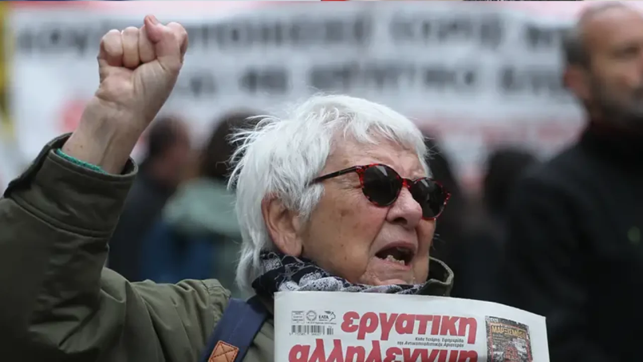 বেতন-ভাতা বৃদ্ধির দাবিতে এথেন্সে বিক্ষোভ